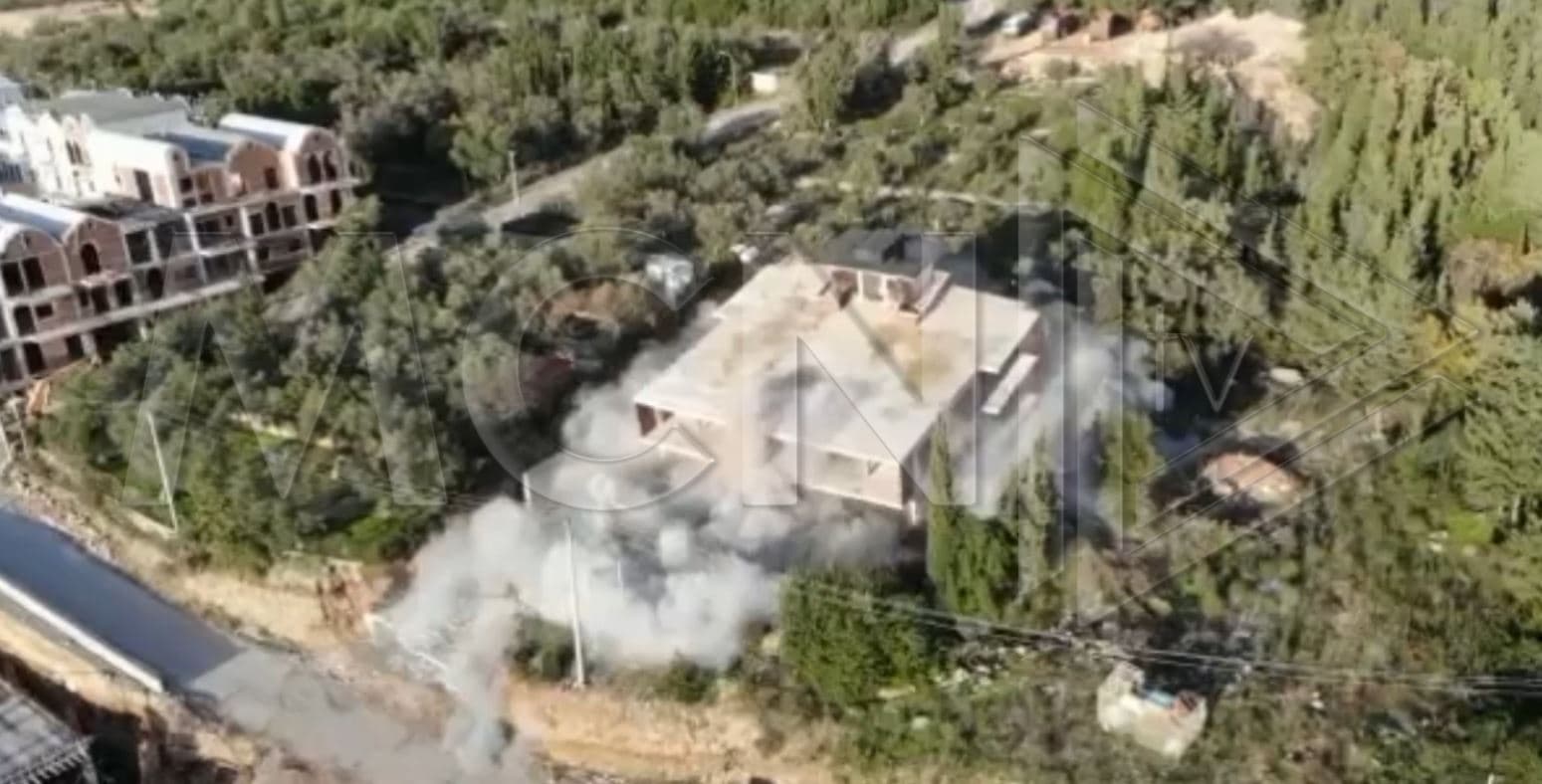 Pa leje, IKMT hedh në erë me shpërthim të kontrolluar objektin 5 katësh në Dhërmi (VIDEO)