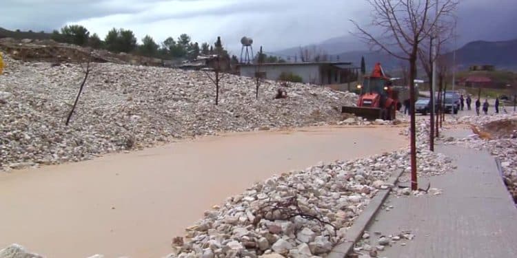 Bllokohen disa rrugë në Tepelenë. Çahet diga në përroin e fshatit Hundëkuq në Gjirokastër, merr flakë kabina elektrike në Lazarat