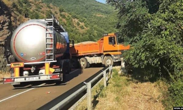 Situata në veri të Kosovës/ Rama: BE të thërrasë urgjent tryezën e dialogut. Xhaçka: Të hiqen barrikadat
