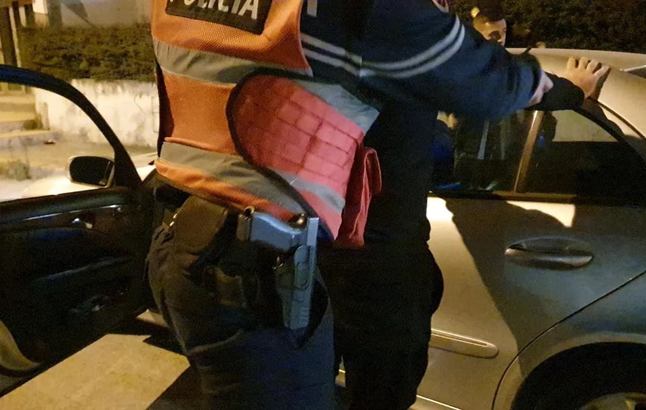 Tre vëllezër në Pogradec, plagosin me thikë një të ri