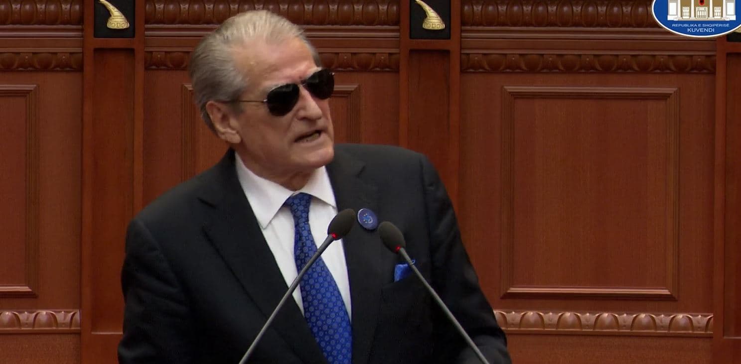 Grushti gjatë protestës/ Berisha: Nuk rrëzohem kurrë, ju bëj thirrje qytetarëve për revolucion