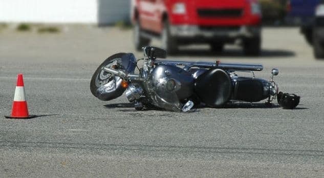 Makina përplaset me motoçikletën në Elbasan, një i plagosur rëndë