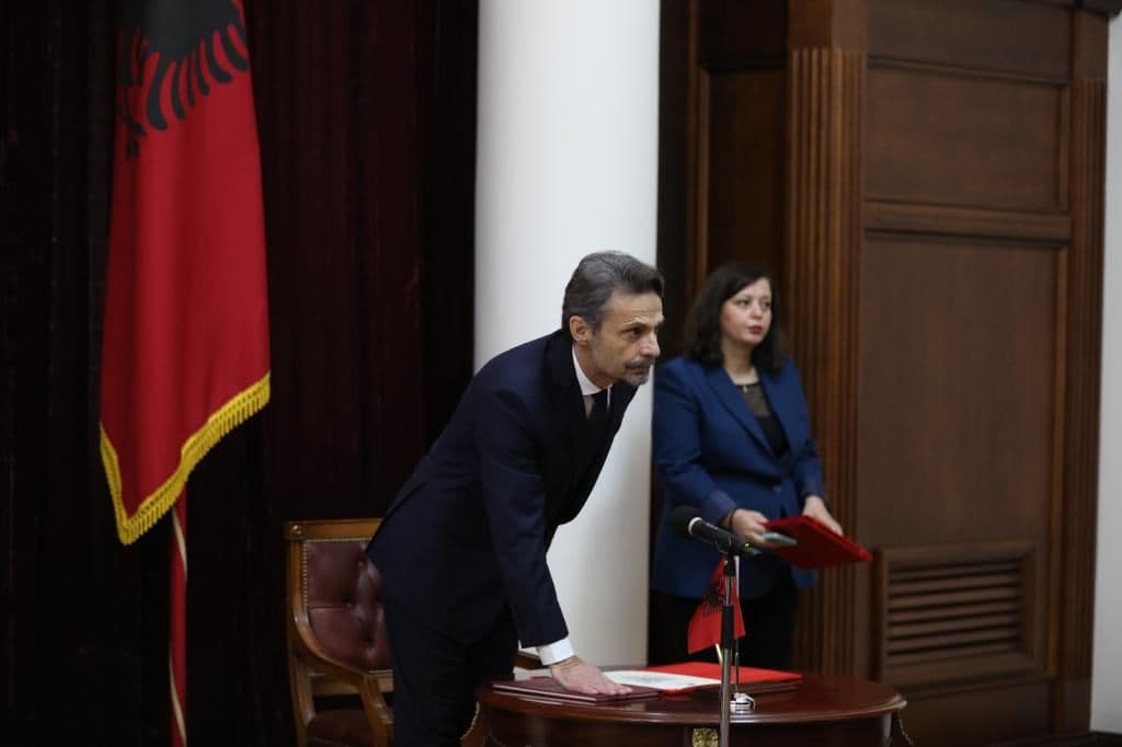 Gent Ibrahimi betohet para Presidentit si anëtar i ri i Gjykatës Kushtetuese