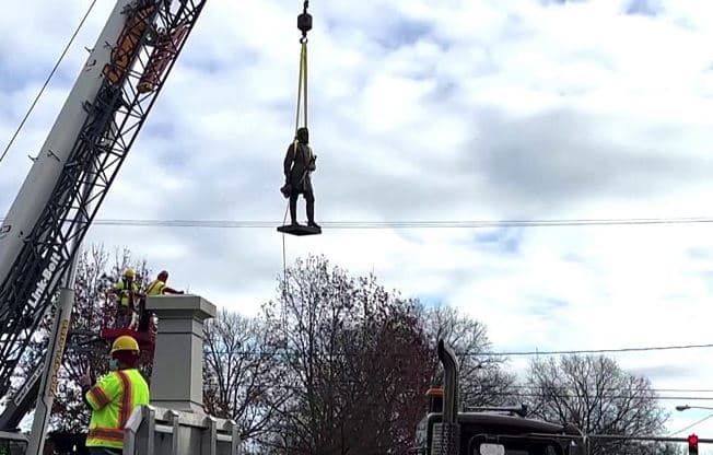 Ish selia e Konfederatës pro-skllavopronare, rrëzon monumentin e fundit