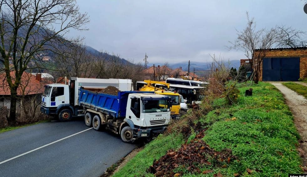   Tensione në veri/ Lajçak viziton nesër Prishtinën dhe Beogradin