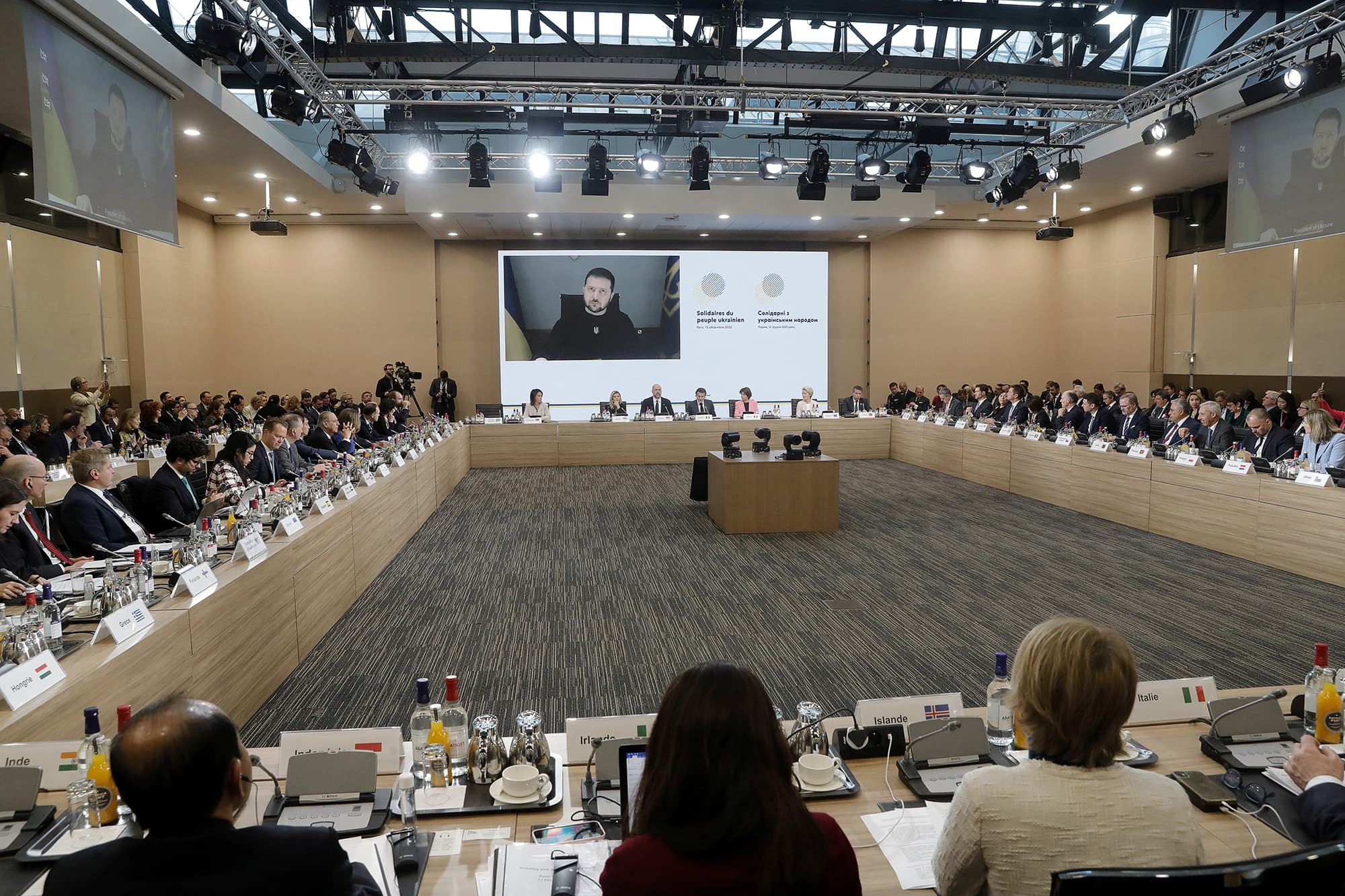 Parisi mban konferencën në ndihmë të Ukrainës