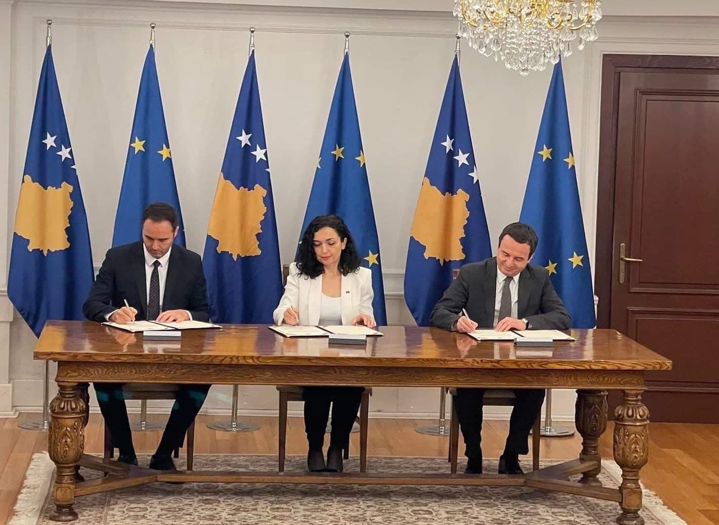 Krerët e shtetit të Kosovës nënshkruajnë aplikimin e vendit në BE