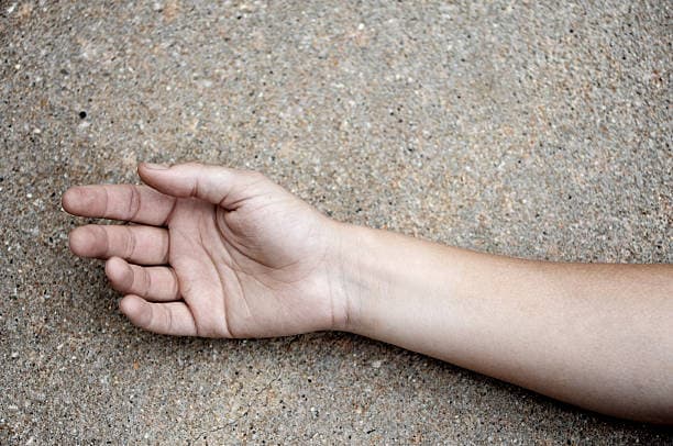 Gjendet i vdekur një person në Mallakastër, dyshohet se piu fostoksinë