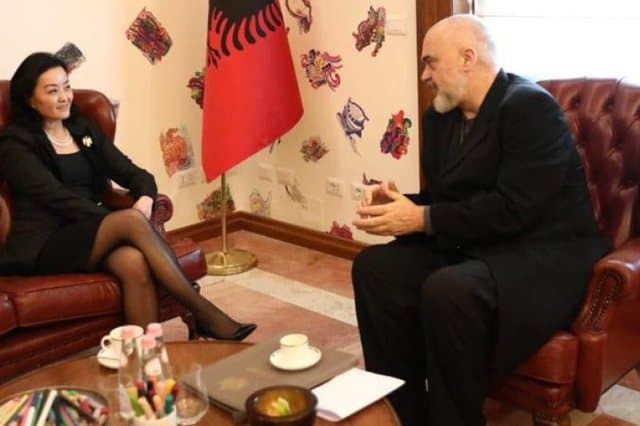 Yuri Kim vizitë në Kryeministri, takohet me Ramën dhe Peleshin