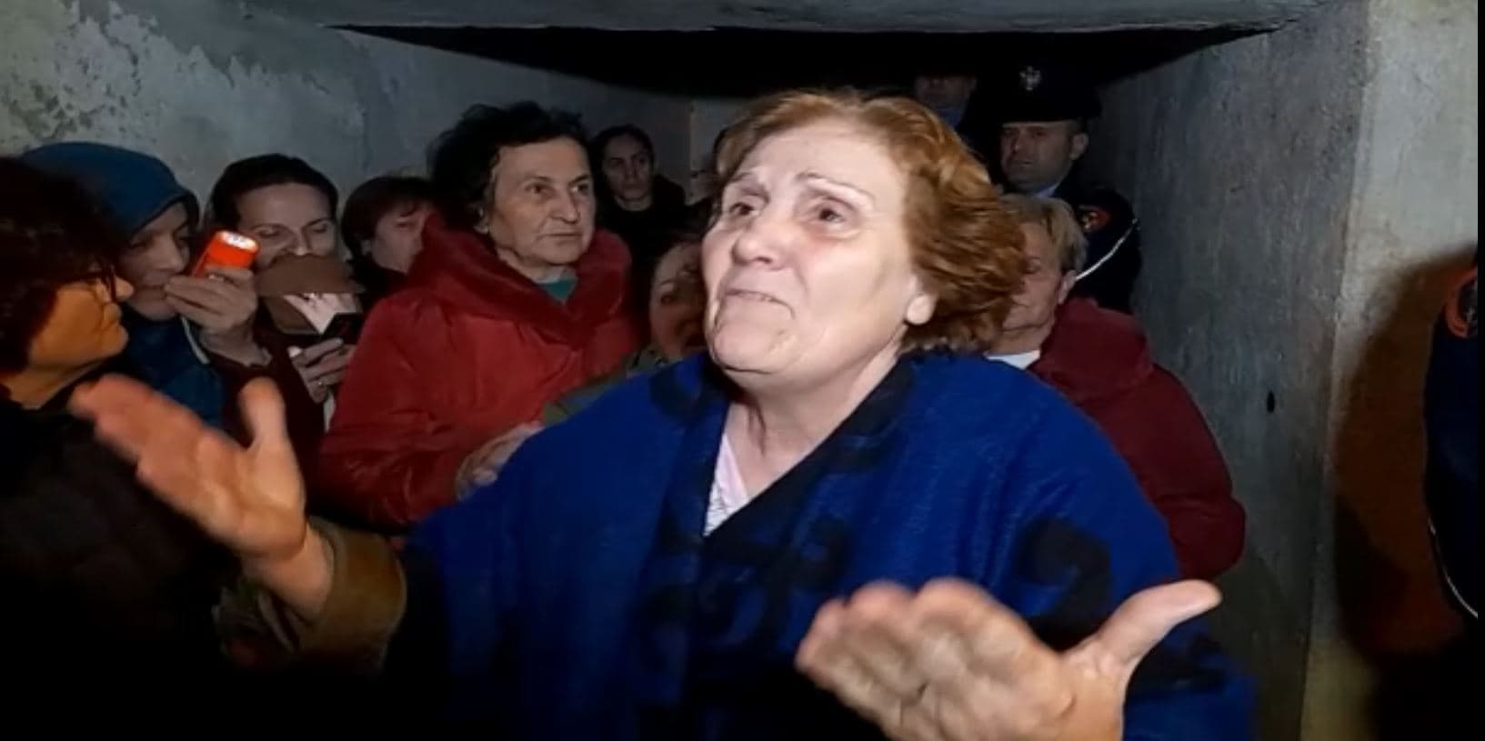 Vendimi për shembjen e pallatit të Rruga Ura/ Banorët "përplasen" me policinë: Sillni këtu Veliajn! (VIDEO)