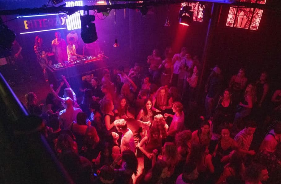 Skandali/ Deputetët britanikë i përdorën udhëtimet në Azi për turizëm seksual dhe konsum alkooli