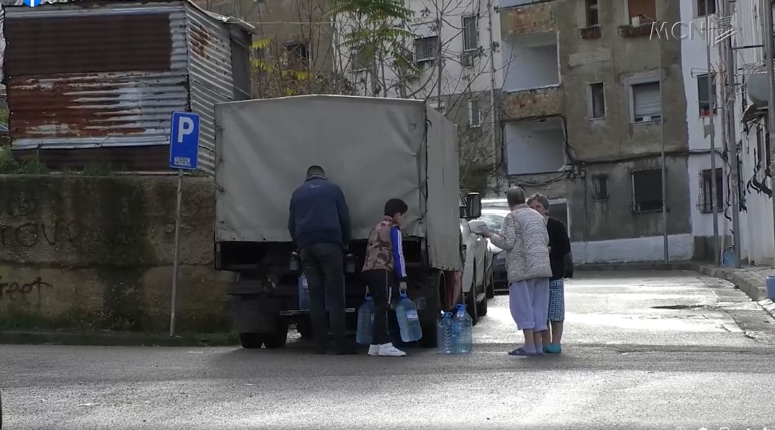 “Ngujimi” në pallatin e Kinostudios/ Banorët vijojnë jetesën pa ujë dhe energji (VIDEO)