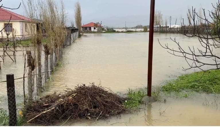 Situata nga moti i keq në Lezhë/ Qindra hektarë nën ujë, probleme në rrugën e Kombit