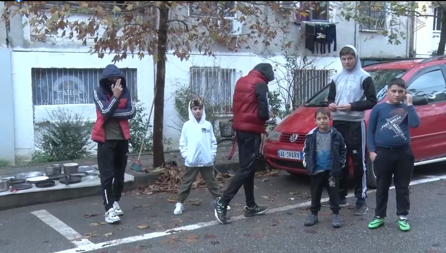 Të lypësh në rrugët e Tiranës/ Jeta në kryqëzime e fëmijëve rom dhe egjiptianë (VIDEO)