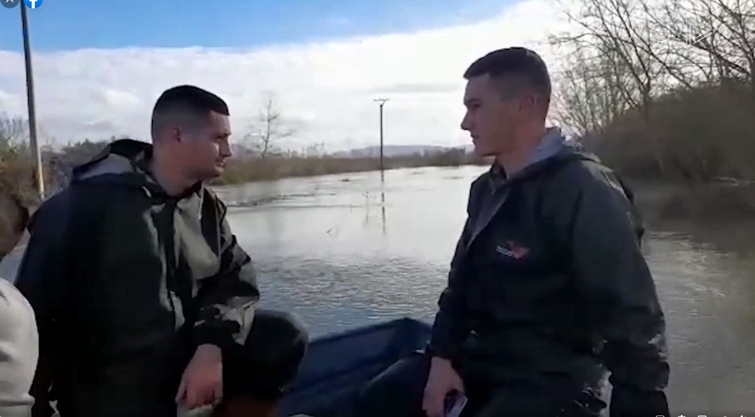 Në Obot me varka dhe makina të ushtrisë (VIDEO)