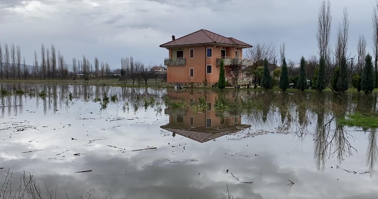 Moti i keq përmbyt 3020 ha tokë në Shkodër, 155 banesa nën prezencën e ujit