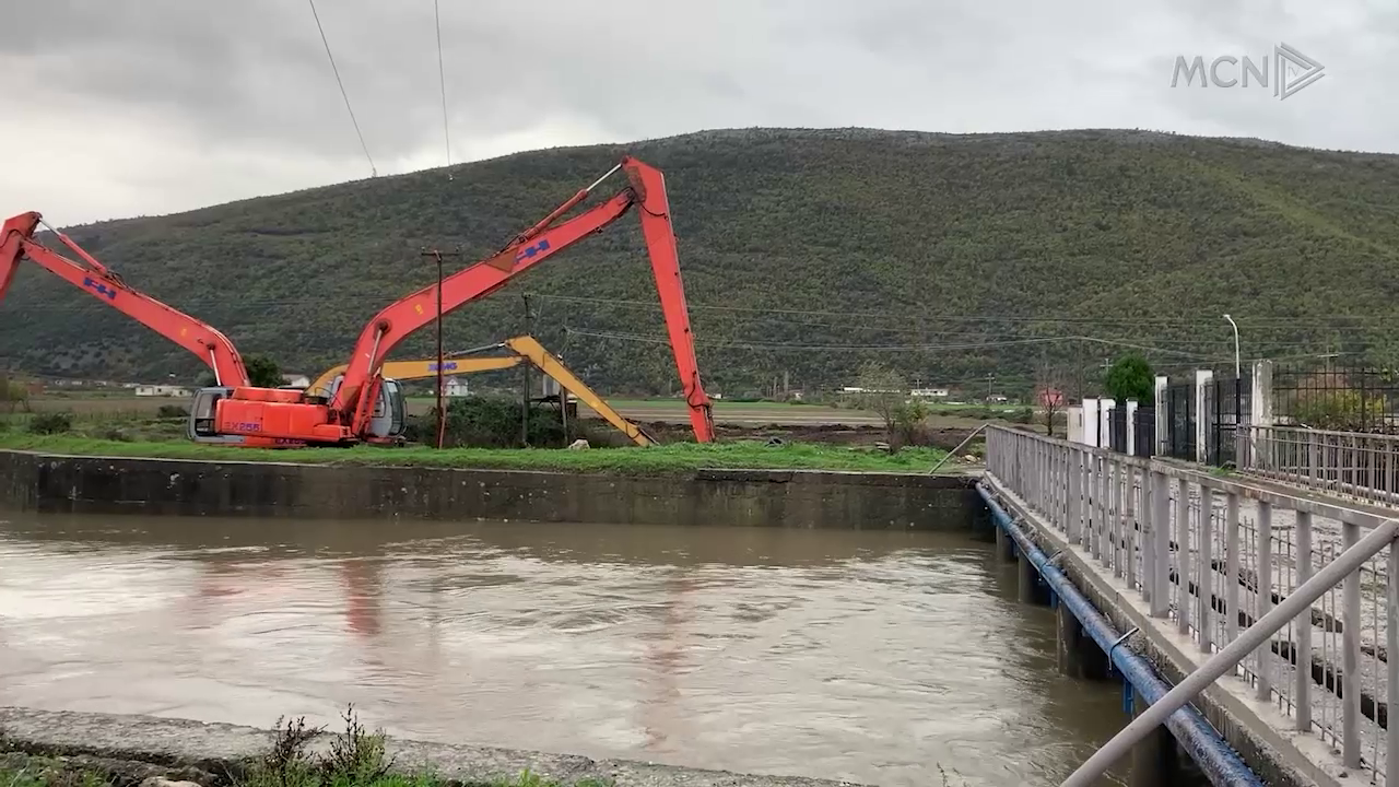 Lezhë, qindra hektarë tokë ende nën ujë