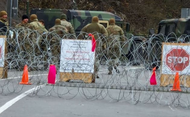 Dyshime për grupe kriminale në protestë/ KFOR shton praninë në Jarinjë
