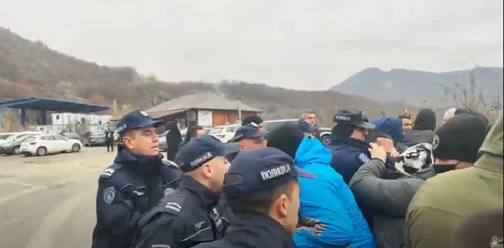 Përleshje mes protestuesve dhe policisë serbe pranë Jarinjës, thirrje: Kosova është zemra e Serbisë