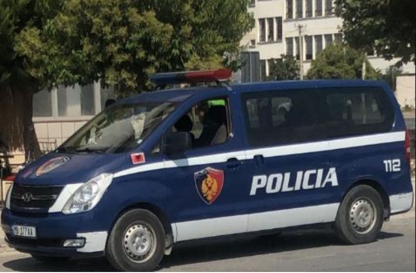 Vodhën duke shpërdoruar detyrën, arrestohet punonjësi i Postës në Tropojë, shpallet në kërkim 52-vjeçarja