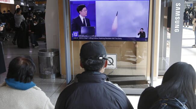 Koreja e Veriut lëshon dy raketa balistike në Detin e Japonisë