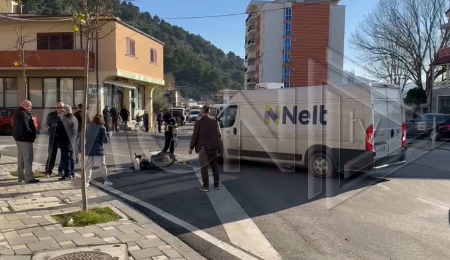 Furgoni përplaset me biçikletën në Lezhë, një i plagosur (VIDEO)