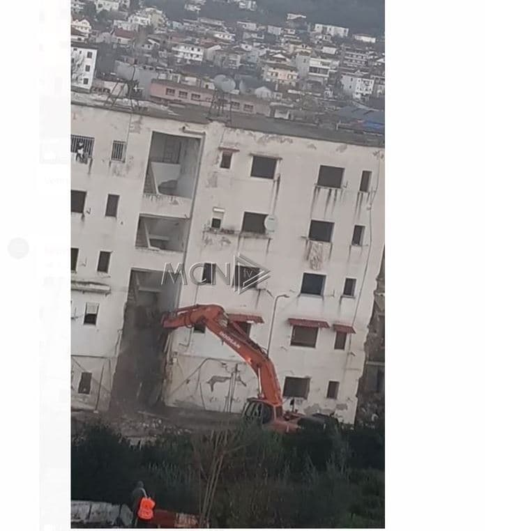  Policia bllokon zonën/ Nis shembja e pallatit nr.4 në Rrugën Ura (VIDEO)