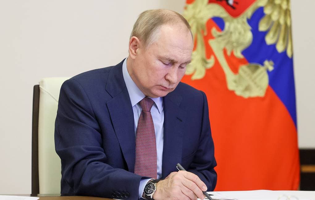 Putin firmos projektligjin që ndalon shërbimin e nënave surrogate për të huajt në Rusi