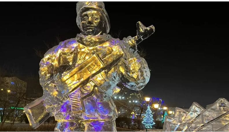 Rusët zbukurojnë sheshin me ushtarë akulli për Krishtlindje