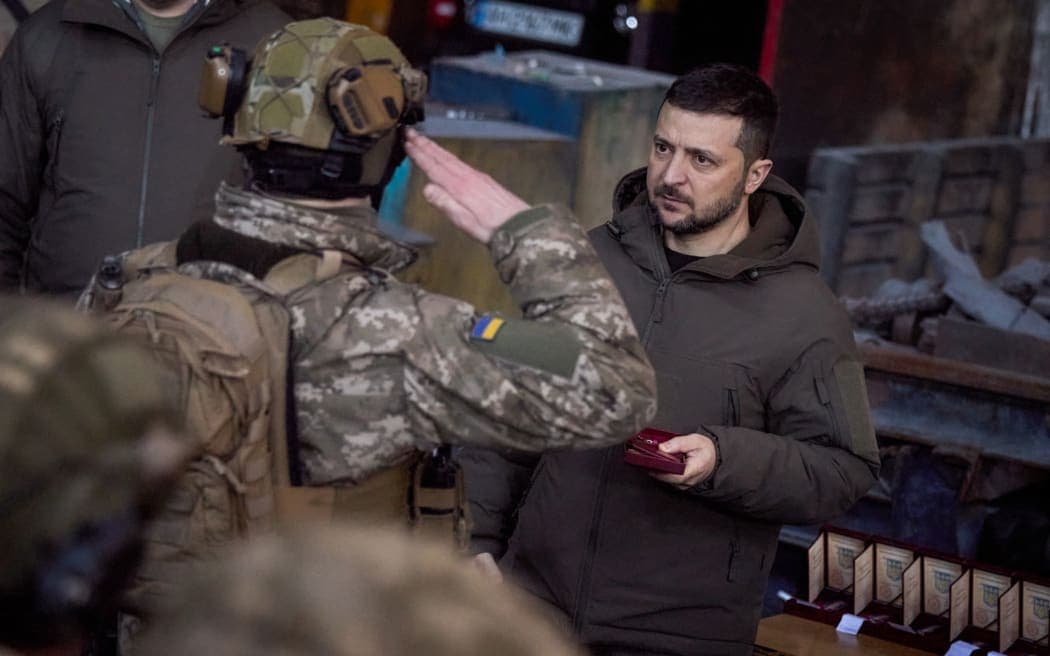 Flamuri ukrainas me firmat e ushtarëve, dhurata e Zelenskyt për Biden