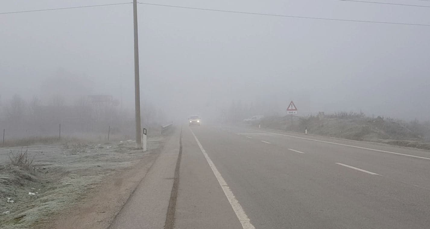 Video/ Mjegulla ‘pushton’ Korçën, vështirësi në lëvizjen e automjeteve