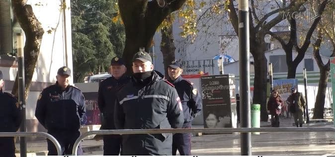 Teatër me policë, protestë pa opozitë. Aleanca padi në GJK, PD: Do e çojmë në SPAK