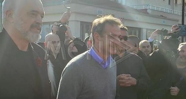 Mitsotakis mbërrin në Derviçan, Rama-banorëve: A ju thashë që do ua sillja?!
