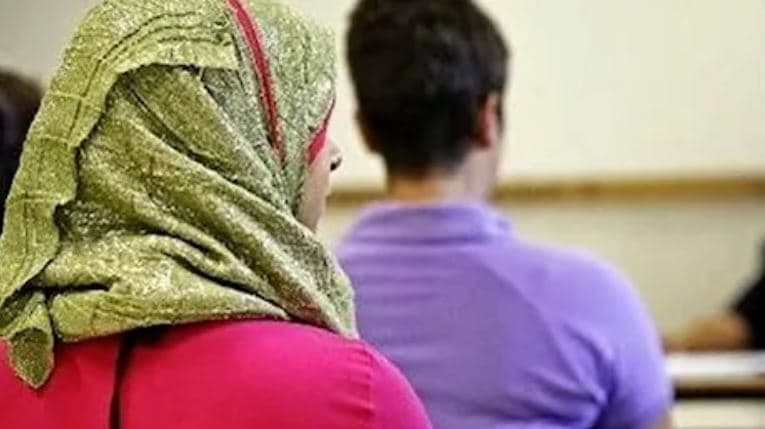 14-vjeçarja iraniane vdes pas arrestimit, hoqi shaminë në klasë në shenjë proteste