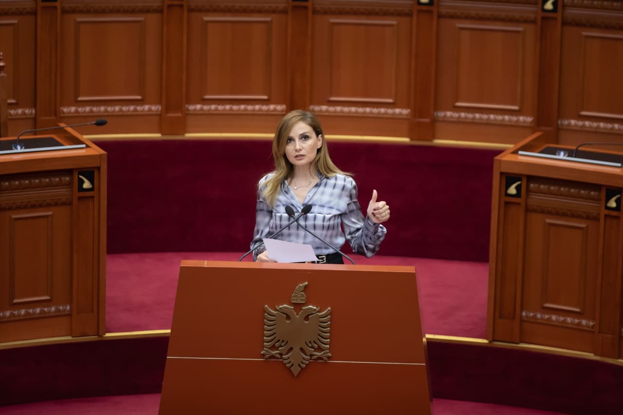 Debate në Kuvend/ Tabaku: Inflacioni socialist ka goditur shqiptarët. Ibrahimaj: Opozita e vulës shpik terminologji