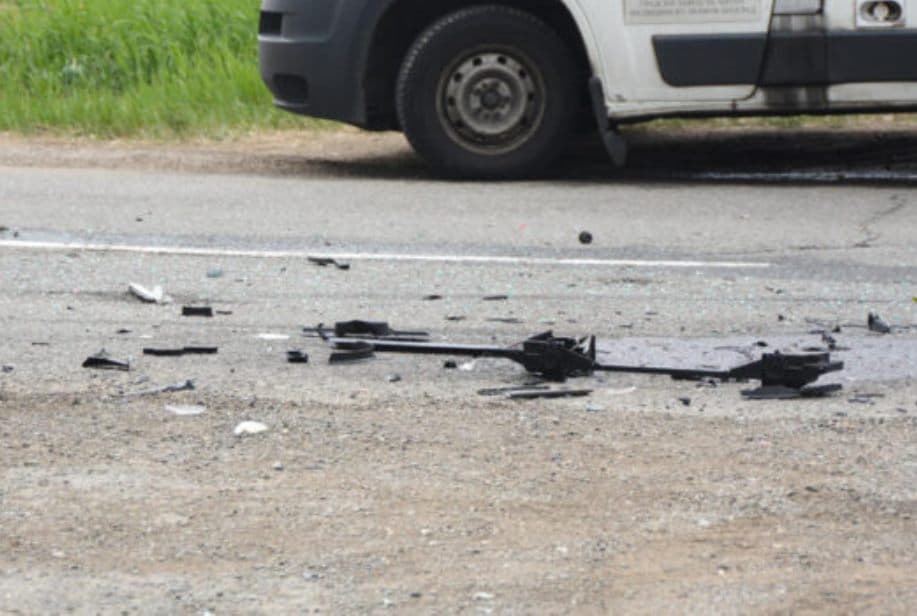 Makina përplas motorin në Korçë-Voskopojë, plagoset një grua