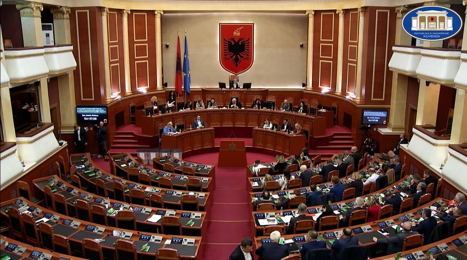 Pas 26 orë diskutimesh/ Kuvendi zgjedh Marjana Seminin, anëtare të Gjykatës Kushtetuese (VIDEO)