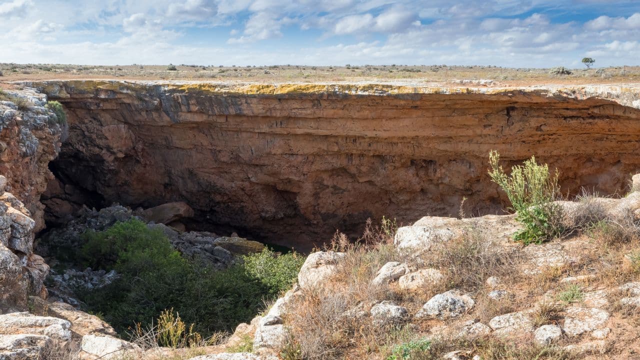 Vandalët shkatërrojnë artin e shenjtë të shpellës 22 mijë vjeçare në Australi