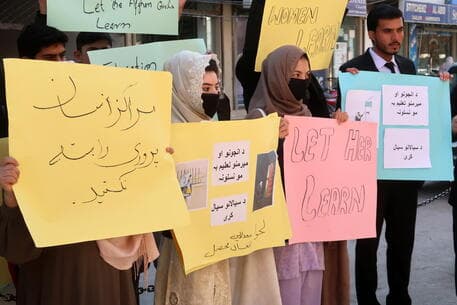 Afganistan, gratë protestojnë kundër vendimit që i ndalon ato të ndjekin Universitetin