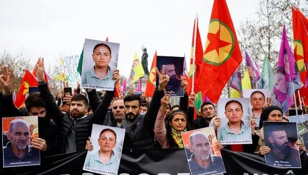 Kurdët mblidhen pas sulmit të djeshëm në Paris: Jemi në rrezik