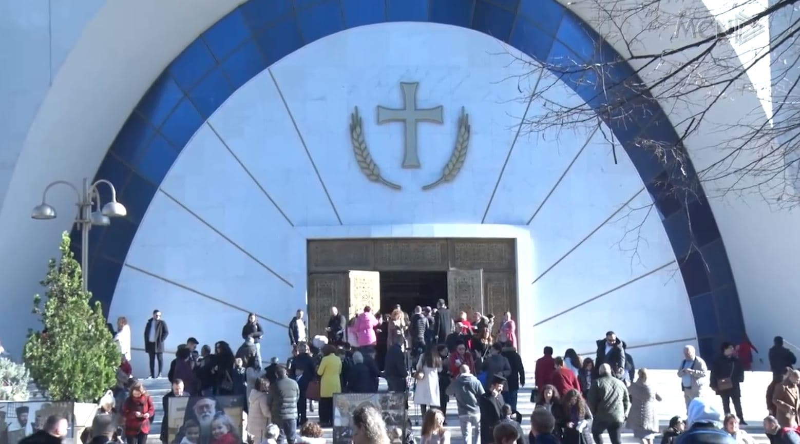 Besimtarët kremtojnë Krishtlindjen/ Festë nën hijen e krizës ekonomike (VIDEO)