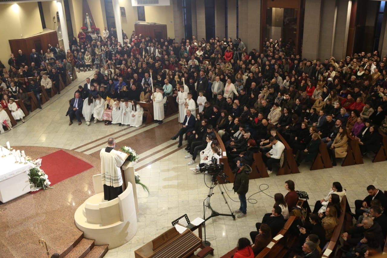 Besimtarët e krishterë festojnë sot Krishtlindjet