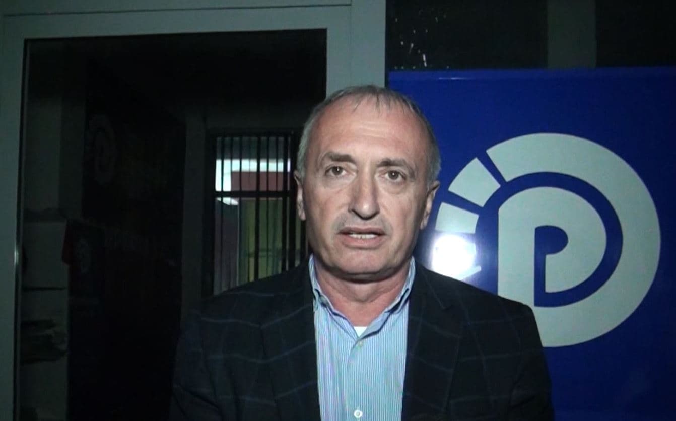 Krishtlindje në çadra e kontejnierë, deputetet e PD akuzojnë pushtetin vendor