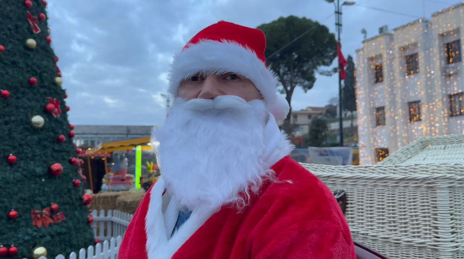 Video/ Me slitë me kalë, babagjyshi parakalon në rrugët e Lezhës
