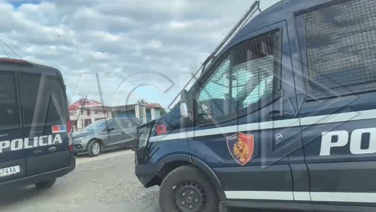 I zhdukur/ Policia, RENEA dhe FNSH, kontrolle në banesën e Ervis Martinaj (VIDEO)