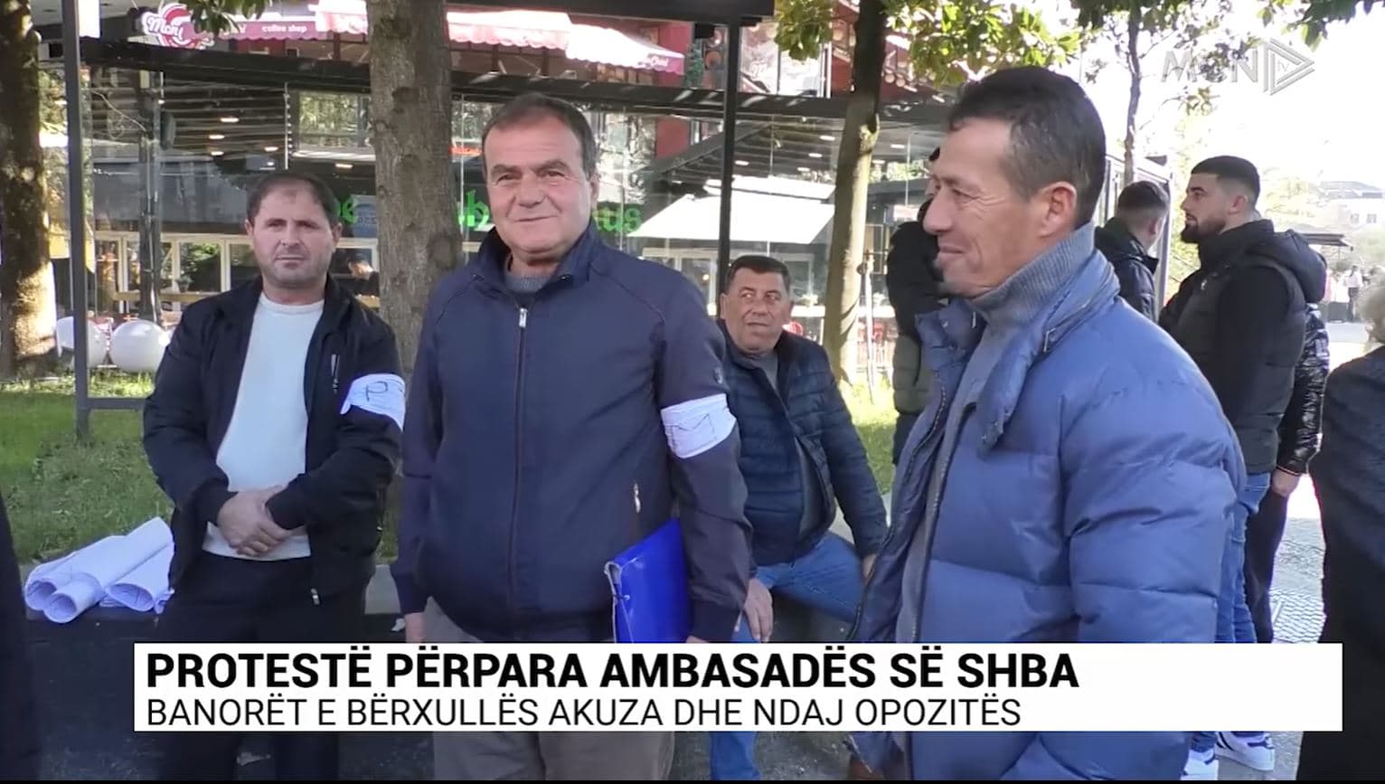 Protestë përpara ambasadës së SHBA. Banorët e Bërxullës, akuza edhe ndaj opozitës (VIDEO)