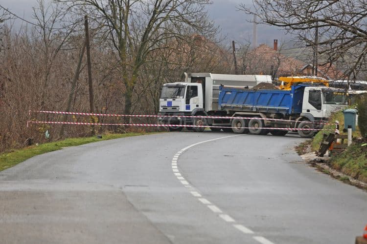 Kurti takon komandantin e KFOR dhe kreun e EULEX: S’duhet të ketë barrikada në rrugë