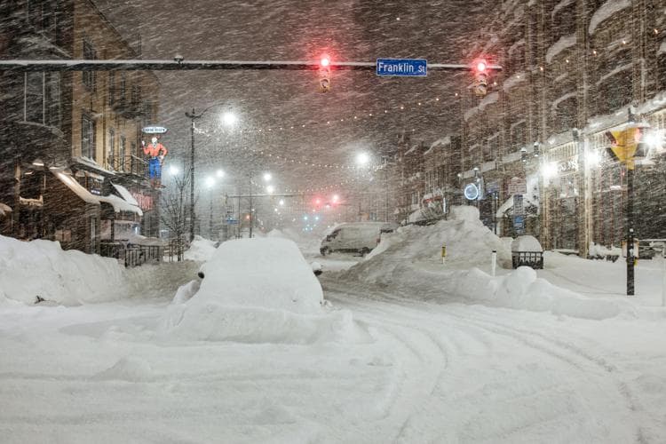 Stuhia e dëborës shkakton 60 viktima në SHBA, Biden shpall gjendjen e emergjencës në New York