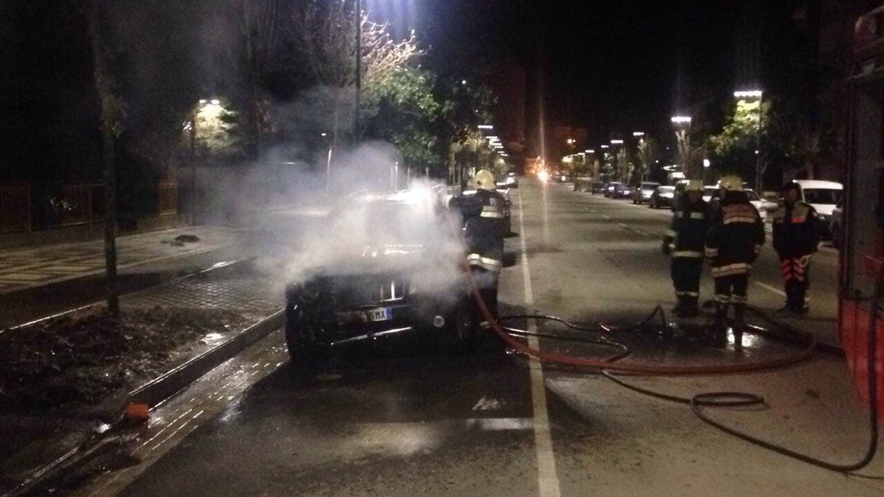 Digjet një makinë gjatë natës në Vlorë