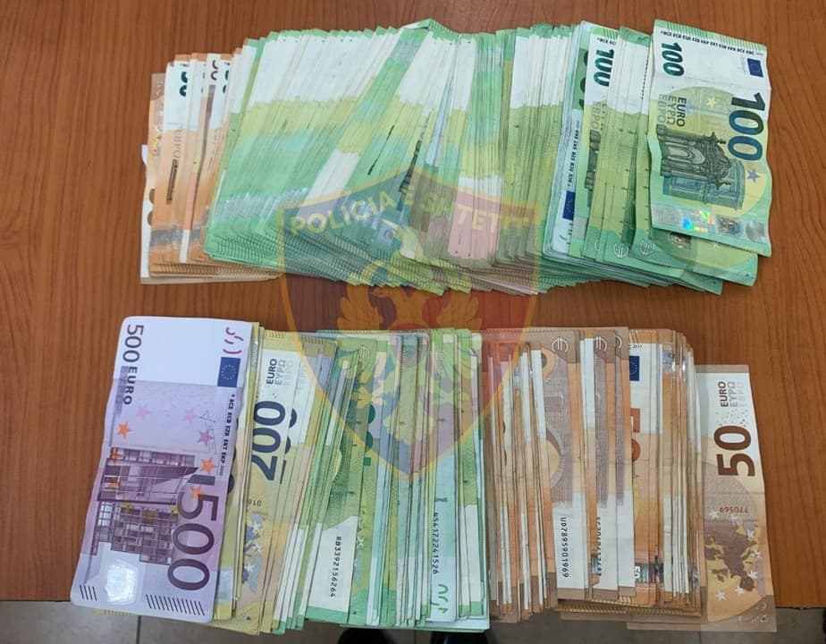 Me 28.500 euro të padeklaruara në kufi, procedohen dy persona në Morinë 
